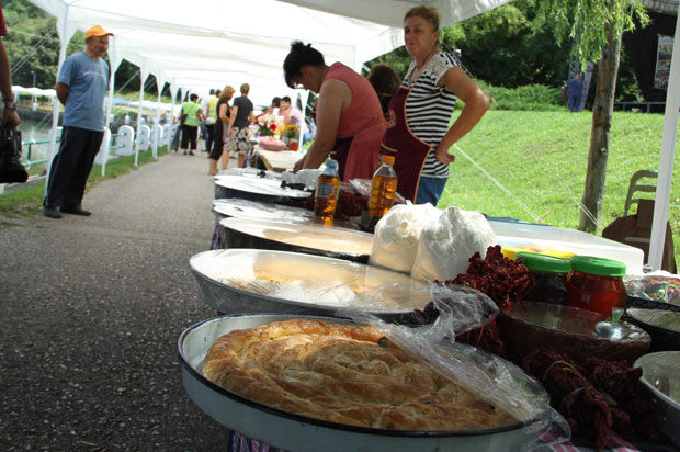 ПО СТАРОМ РЕЦЕПТУ БАКА: Почели “Дани Банице” у Белој Паланци